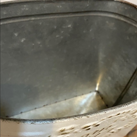 Farmhouse style metal bucket with handle - Picture 3 of 5